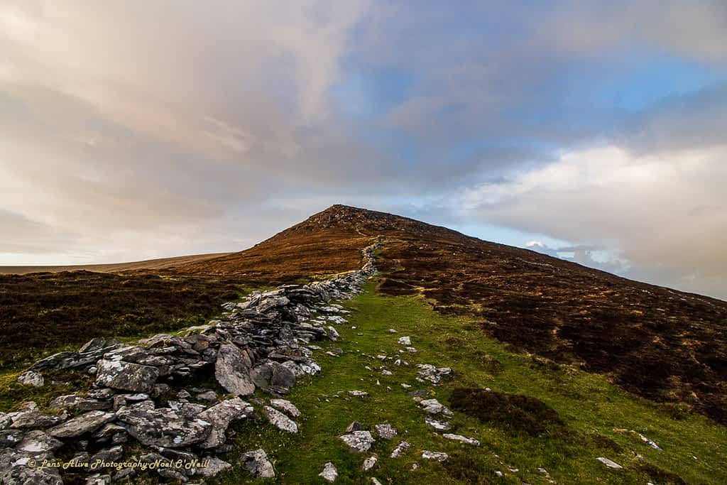 Beautiful landscape view on hillwalking route Loch Shliabh an Iolair - Sliabh an Iolair - Fán